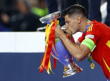 FILE PHOTO: Soccer Football - Euro 2024 - Final - Spain v England - Berlin Olympiastadion, Berlin, Germany - July 14, 2024 Spain's Alvaro Morata celebrates with the trophy after winning the final REUTERS/Lisi Niesner/File Photo