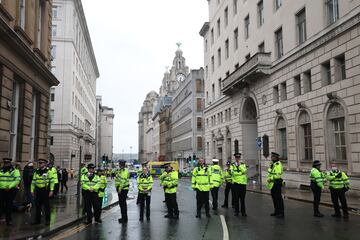 Un veh¨ªculo arremete contra aficionados del conjunto Red en el centro de la ciudad de Liverpool en la celebraci¨®n del t¨ªtulo de liga.