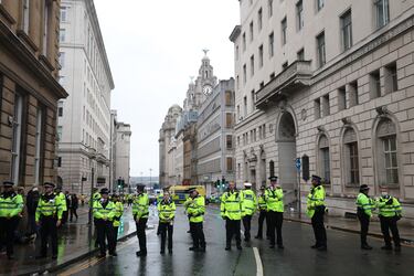 Un vehículo arremete contra aficionados del conjunto Red en el centro de la ciudad de Liverpool en la celebración del título de liga.