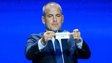 English former football player Joe Cole shows the paper slip of BSC Young Boys during the draw for the 2023/2024 UEFA Champions League football tournament at The Grimaldi Forum in the Principality of Monaco, on August 31, 2023. (Photo by NICOLAS TUCAT / AFP)