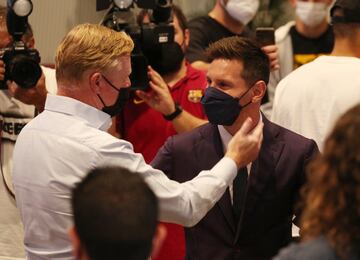 Ronald Koeman saluda a Messi tras la rueda de prensa.