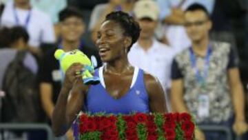 Venus Williams fue obsequiada tras el encuentro.