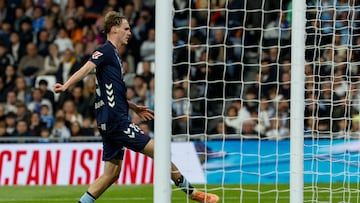 Swedberg empuja el balón para anotar en el Bernabéu contra el Madrid.
