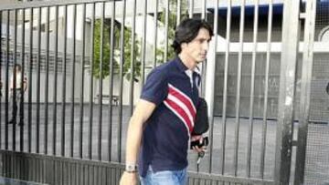 <b>SIN SOLUCIÓN AL 'CASO SERGIO'. </b>Sergio Fernández, ayer, abandonando el Rico Pérez.