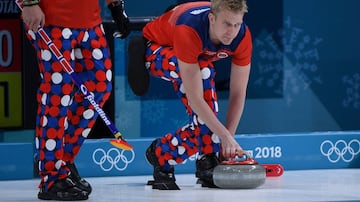 El 16 de febrero, el equipo de curling de Noruega saltó al hielo con unos pants que tenían una gran cantidad de círculos rojos, azules y blancos. Un estilo bastante clásico.