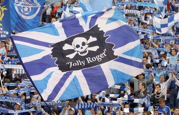Ultras del Zenit de San Petesburgo, uno de los grupos más violentos y radicales, hicieron público un manifiesto contra los futbolistas negros y homosexuales: "No somos racistas, pero la ausencia de jugadores negros es una importante tradición que refuerza la identidad del club" rezaba el documento. De ideología Nazi han llegado a ataviarse con capuchas del Ku Klux Klan y mensajes de "100% blancos".