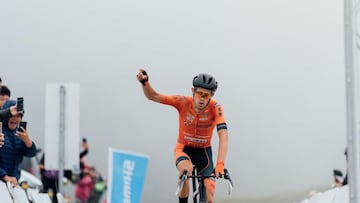 El ciclista australiano Benjamin Dyball celebra su victoria en el Taiwán KOM Challenge 2023.