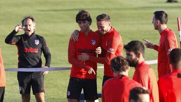 Bromas y buen ambiente en el entrenamiento del Atleti