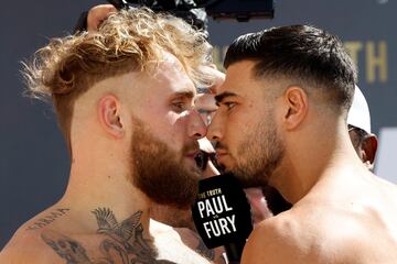El youtuber Jake Paul (6-0-0, 4 KO) y Tommy Fury (8-0-0, 4 KO), estrella de reality shows y hermano del campe¨®n CMB de los pesos pesados Tyson Fury, se vieron las caras sobre el ring hoy en el Diriyah Kingdom en Arabia
Saudita.