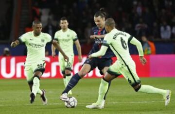 Zlatan Ibrahimovic entre Fernando and Fernandinho.