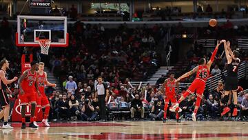 CHICAGO, IL - NOVEMBER 26: Goran Dragic #7 of the Miami Heat puts up a three point shot over Denzel Valentine #45 of the Chicago Bulls on hois way to a team-high 24 points at the United Center on November 26, 2017 in Chicago, Illinois. The Heat defeated the Bulls 100-93. NOTE TO USER: User expressly acknowledges and agrees that, by downloading and or using this photograph, User is consenting to the terms and conditions of the Getty Images License Agreement. Jonathan Daniel/Getty Images/AFP
== FOR NEWSPAPERS, INTERNET, TELCOS & TELEVISION USE ONLY ==
