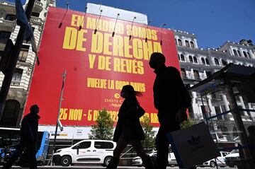 Un mensaje en una gran lona colocada en la Gran Vía madrileña está suscitando polémica en las redes sociales.
“En Madrid somos de derecha y de revés, vuelve la Copa Davis”. Es el eslogan elegido por la empresa Kosmos
Tennis para promocionar la próxima edición del torneo, que se jugará en tres sedes: Madrid, Innsbruck y Turín.
