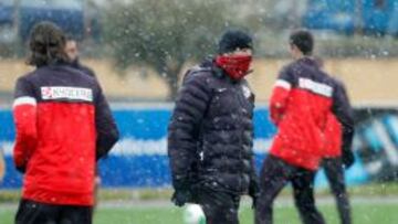 Entrenamiento del Atlético de Madrid bajo la nieve.
