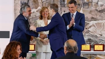 El presidente del Gobierno, Pedro Sánchez (d), la ministra de Educación, Formación Profesional y Deporte, Pilar Alegría, y el presidente del Consejo Superior de Deportes, José Manuel Rodríguez Uribes (i), saludan al exjugador de baloncesto José Luis Llorente (c) durante el acto de entrega de la Placa de Oro de la Real Orden del Mérito Deportivo a la selección española de baloncesto 1984 y la Gran Cruz de la Real Orden del Mérito Deportivo a la baloncestista Laia Palau, en el complejo del Palacio de la Moncloa, este viernes, en Madrid.