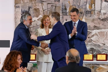 El presidente del Gobierno, Pedro Sánchez (d), la ministra de Educación, Formación Profesional y Deporte, Pilar Alegría, y el presidente del Consejo Superior de Deportes, José Manuel Rodríguez Uribes (i), saludan al exjugador de baloncesto José Luis Llorente.