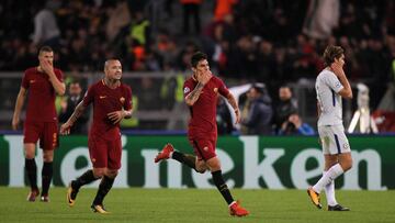 ROME, ITALY - OCTOBER 31:  Diego Perotti with his teammate Radja Nainggolan of AS Roma celebrates after scoring the team&#039;s third goal during the UEFA Champions League group C match between AS Roma and Chelsea FC at Stadio Olimpico on October 31, 2017 in Rome, Italy.  (Photo by Paolo Bruno/Getty Images )