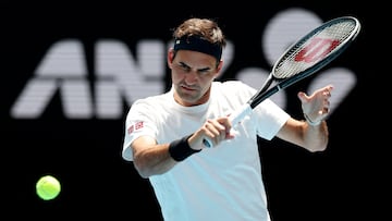 Three years after retiring, the 20-time Grand Slam champion dazzles fans in a Melbourne exhibition tiebreak at Rod Laver Arena.