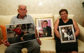 Sus abuelos en su casa de Arguineguín posando con fotos de David. La primera comunión de David, una con la selección española y otra en la comunión de su hermano Nando.
