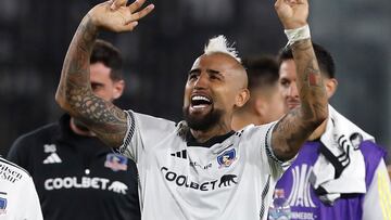 AME8464. SANTIAGO (CHILE), 13/03/2024.- Arturo Vidal de Colo Colo celebra al final de un partido de la Copa Libertadores frente a Sportivo Trinidense este miércoles, en el estadio Monumental David Arellano en Santiago (Chile). EFE/ Osvaldo Villarroel