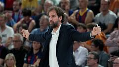 El entrenador del Barça, Roger Grimau, reacciona durante el segundo partido de la serie de cuartos de final de la Euroliga entre FC Barcelona y Olympiacos, este viernes en el Palau Blaugrana de Barcelona.