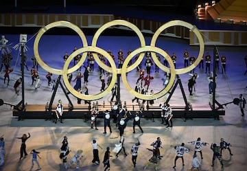 Los anillos olímpicos se van formando durante la Ceremonia de Apertura de los Juegos Olímpicos de Tokio 2020