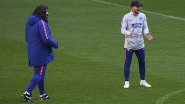 Diego Pablo Simeone y Germ&aacute;n Burgos, durante un entrenamiento del Atl&eacute;tico de Madrid.