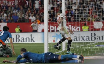 3-0. Sergio Ramos marcó en propia puerta tras tocar un balon centrado desde la derecha por Gabriel Mercado.