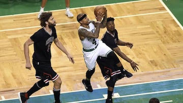 Isaiah Thomas penetra ante Robin Lopez y Jimmy Butler.