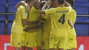 <b>ALIVIO AMARILLO. </b>Los jugadores del Villarreal celebran la victoria ante el Guadalajara.