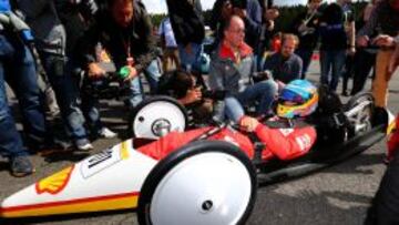 NUEVAS EXPERIENCIAS. Fernando Alonso tuvo problemas para subirse al extraño coche con el que recorrió el circuito de Spa.