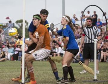 El jugador de la Universidad de Texas, Austine Monroe (con el balón) intenta puntuar ante dos jugadores de la Universidad de UCLA.