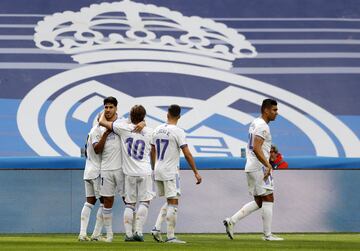 Asensio celebra con sus compañeros el 3-0 al Espanyol. 