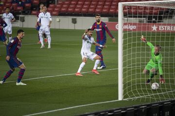 1-1. Clement Lenglet marcó en propia puerta el primer gol del Getafe tras desviar un tiro de Ángel.