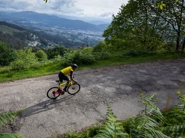 29/04/21  CICLSIMO
 REPORTAJE PARA LA VUELTA ESPA&Atilde;A 2021
 OSCAR PEREIRO EXPLICA LA SUBIDA PARA LA ETAPA 20 SANSENXO - MOS CASTRO HERVILLE EN LOS ULTIMOS NUEVE KILOMETROS