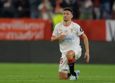 Jesús Navas se fue sustituido en el minuto 69. Se cae el estadio y el jugador del Sevilla se derrumba, abrazado por todos sus compañeros.