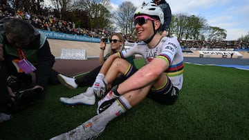 Roubaix (France), 13/04/2025.- Second placed Slovenian rider Tadej Pogacar of UAE Team Emirates (R) and his fiancee, Slovenian cyclist Urska Zigart of Slovenia react after the Paris-Roubaix one-day cycling classic over 259.2km from Compiegne to Roubaix, France, 13 April 2025. (Ciclismo, Francia, Eslovenia) EFE/EPA/Dario Belingheri / POOL