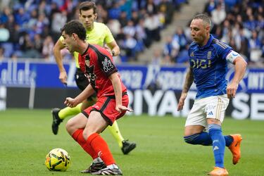 El veterano jugador asturiano demostró que todavía tiene fútbol. De sus botas salieron las mejores jugadas oviedistas, aunque no consiguió hacer gol.