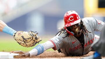 MILWAUKEE, WISCONSIN - JUNE 16: Elly De La Cruz #44 of the Cincinnati Reds. slides safely back to first base in the third inning against the Milwaukee Brewers at American Family Field on June 16, 2024 in Milwaukee, Wisconsin.   John Fisher/Getty Images/AFP (Photo by John Fisher / GETTY IMAGES NORTH AMERICA / Getty Images via AFP)