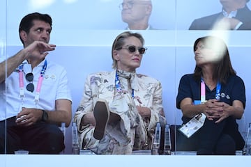 La actriz Sharon Stone fue una espectadora de lujo en el Stade de France durante la carrera de los 100m lisos que ganó el estadounidense Noah Lyles.