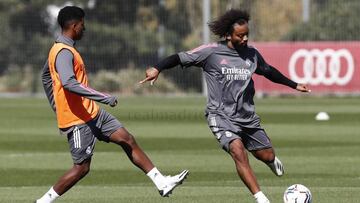 Marcelo golpea un balón durante el entrenamiento.