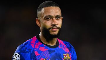 BARCELONA, ESPAÑA - 14 DE SEPTIEMBRE: Memphis Depay del FC Barcelona mira durante el partido del grupo E de la Liga de Campeones de la UEFA entre el FC Barcelona y el Bayern München en el Camp Nou el 14 de septiembre de 2021 en Barcelona, ​​España. (Foto 