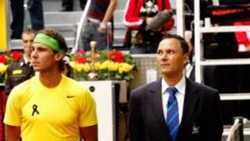 <b>EN MEMORIA DE SEVERIANO BALLESTEROS.</b> Antes de jugar, Rafael Nadal y Roger Federer guardaron junto al árbitro, Mohamed Lahyani, un minuto de silencio en memoria de Severiano Ballesteros. Nadal salió con crespón negro. En la imagen, Rafa observa momentos triunfales de Ballesteros ofrecidos en los videomarcadores de la pista.