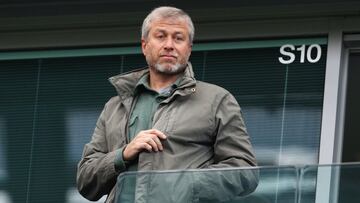 LONDON, ENGLAND - APRIL 16: Chelsea owner Roman Abramovich looks on from the stands during the Barclays Premier League match between Chelsea and Manchester City at Stamford Bridge on April 16, 2016 in London, England. (Photo by Paul Gilham/Getty Images)