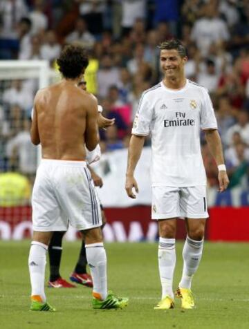 Trofeo Santiago Bernabeu. Homenaje a Raúl. Cristiano recibe la camiseta con el 7 de Raúl.