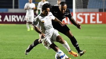 Peru's Ayacucho Cristian Techera (L) and Bolivia's Jorge Wilstermann Edemir Rodriguez vie for the ball during their Copa Sudamericana group stage football match, at Garcilaso Stadium in Cusco, Peru, on May 5, 2022. - Ayacucho FC�s player Techera (L) vies for the ball against Wilstermann�s player Rodriguez (Photo by Diego Ramos / AFP)