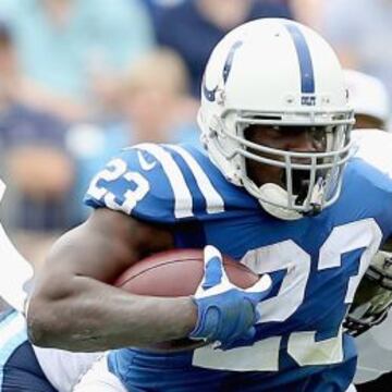 Frank Gore corriendo para los Colts, que ganaron por los pelos.