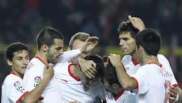 <b>DETALLAZO. </b>Manu, abrazado por sus compañeros, no quiso celebrar el gol por respeto a su ex equipo.