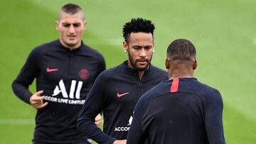 Paris Saint-Germain's Brazilian forward Neymar (C) takes part in a training session with Paris Saint-Germain's French forward Kylian Mbappe (R) and Paris Saint-Germain's Italian midfielder Marco Verratti in Saint-Germain-en-Laye, west of Pa