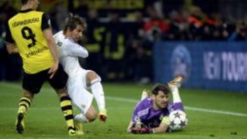Iker Casillas, durante una acción ante el Dortmund.