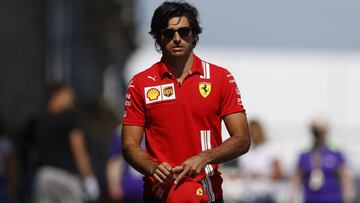 Carlos Sainz en el paddock.